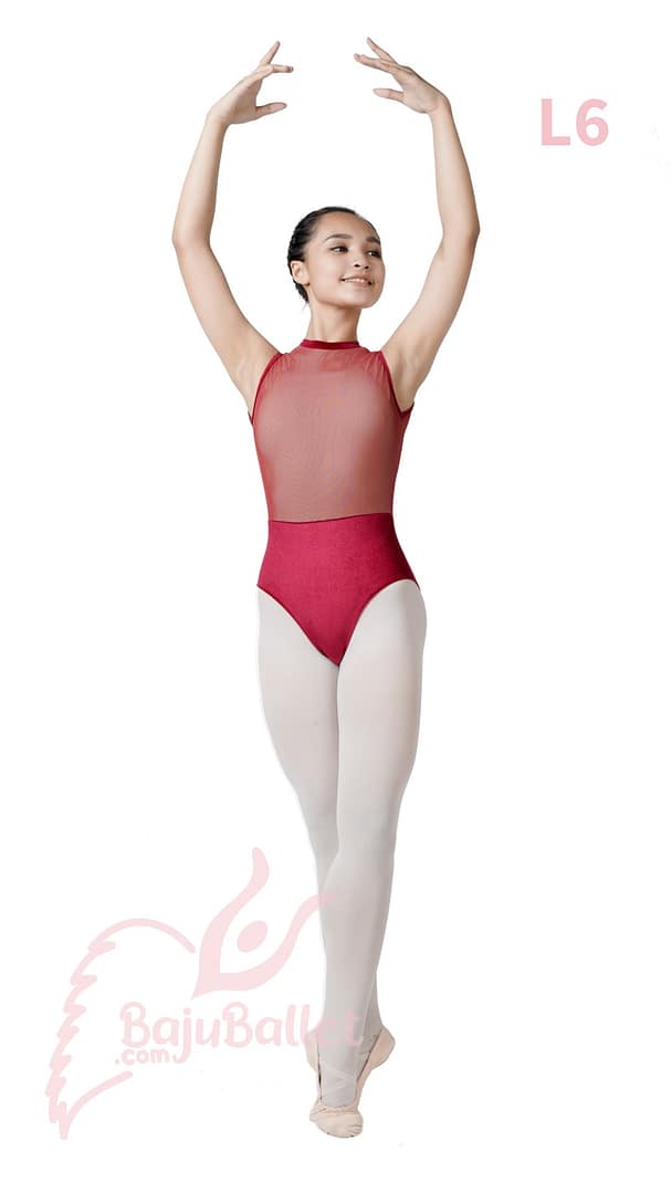 L6 Penari balet mengenakan kostum merah
